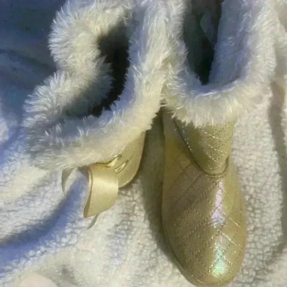 Cream iridescent, ribbon back tie, fleece lined boots size 2